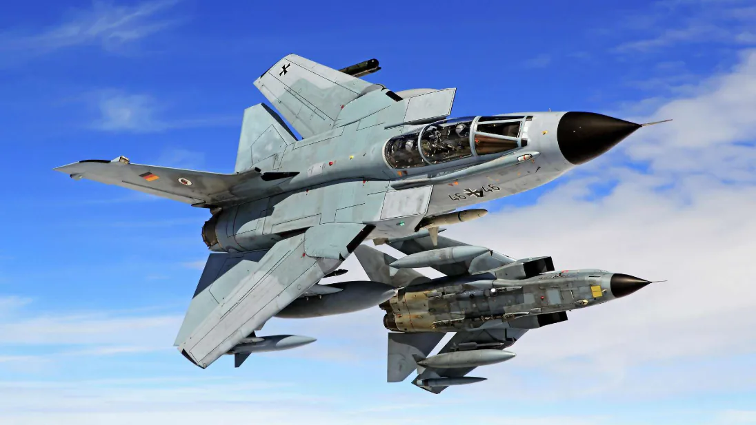 两架军用 Tornado 飞机编队飞行